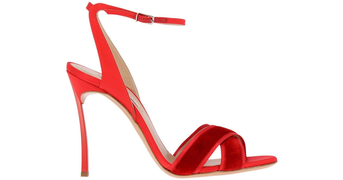 Rüyada Kırmızı Topuklu Ayakkabı Giydiğini Görmek ve Güzel Olması