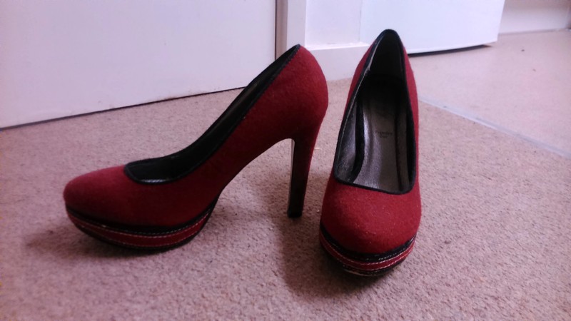 Rüyada Çok Kırmızı Uzun Topuklu Parlak Ayakkabı Zorla Giydiğini Dükkânda Görmek