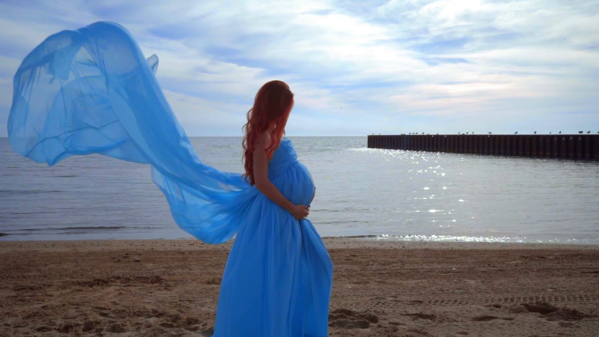 Rüyada Mavi Elbiseli Kadın Dans Ettiğini Görmek