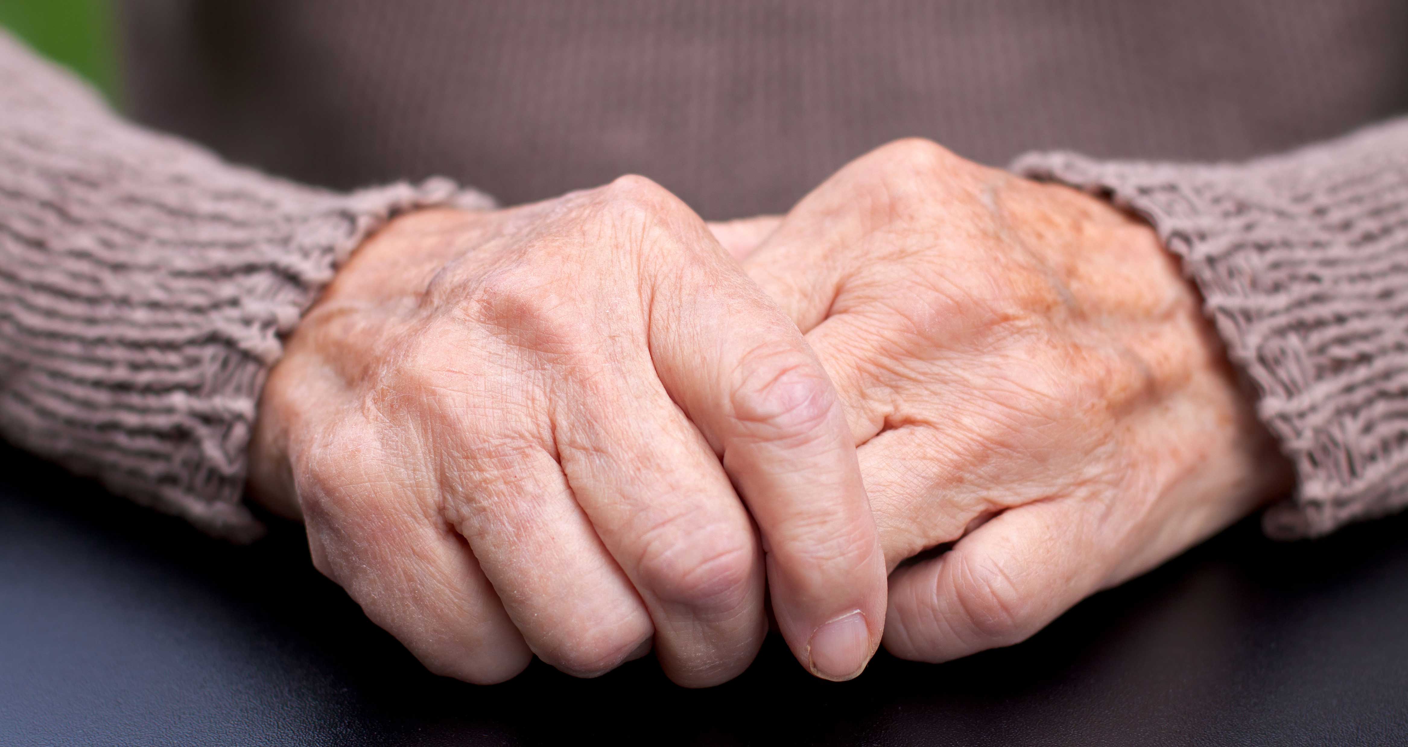 Rüyada Çok Yaşlı Kadın Elini Öpmek