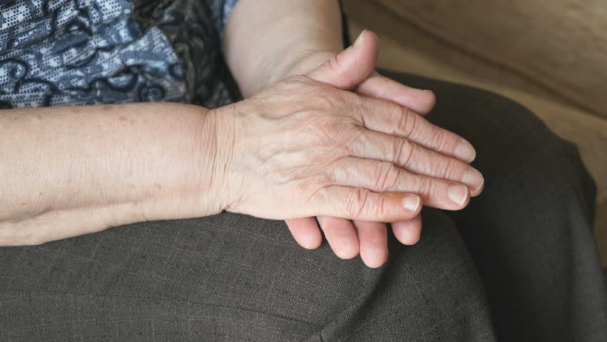 Rüyada Yaşlı Kadın Elini Öpmek ve Bakmak