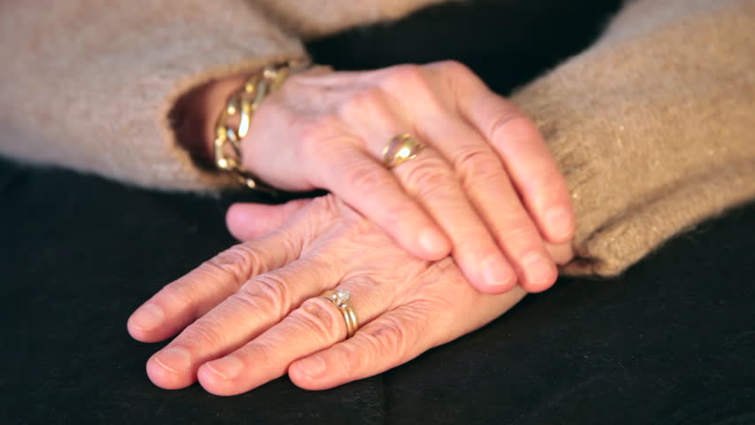 Rüyada Yaşlı Kadın Elini Öpmek